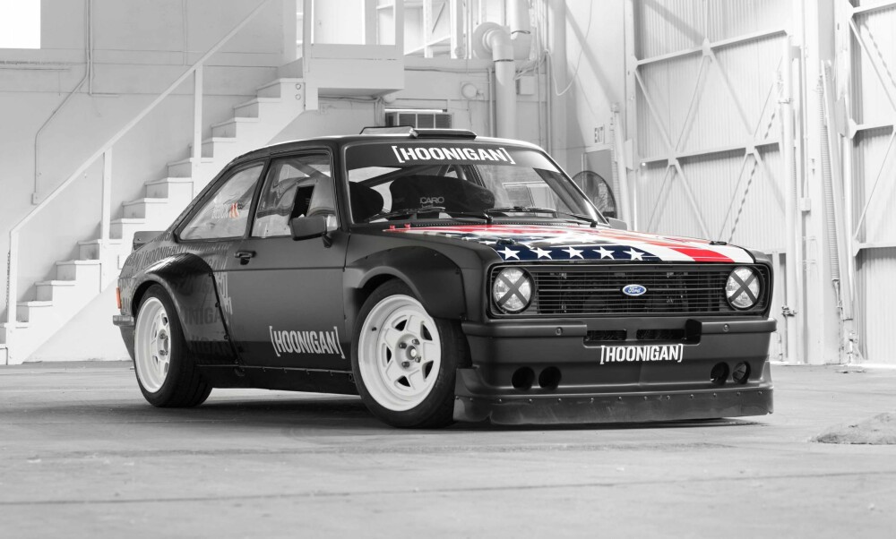 BAKHJULSDRIFT: Escorten er kraftig bygget om, men har beholdt bakhjulsdriften. Det kan gi enda bredere kjøring i neste Gymkhana-film. Foto: Hoonigan BAKHJULSDRIFT: Escorten er kraftig bygget om, men har beholdt bakhjulsdriften. Det kan gi enda bredere kjøring i neste Gymkhana-film. Foto: Hoonigan