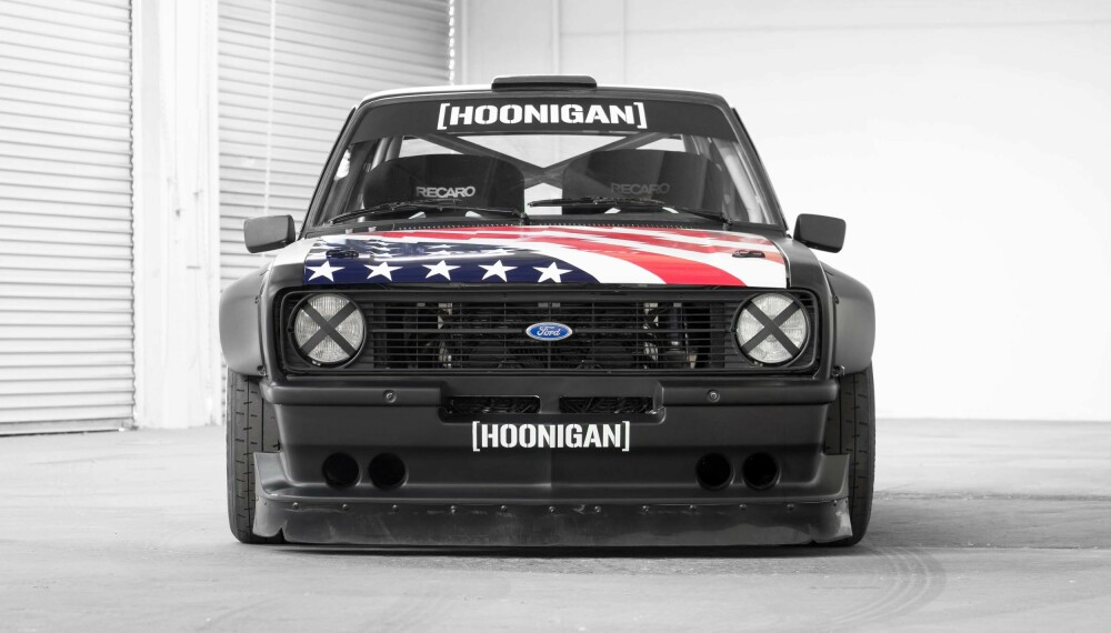 BREDDET: Både skjermer og sporvidde er bredere enn originalt på denne Escorten. Foto: Hoonigan BREDDET: Både skjermer og sporvidde er bredere enn originalt på denne Escorten. Foto: Hoonigan