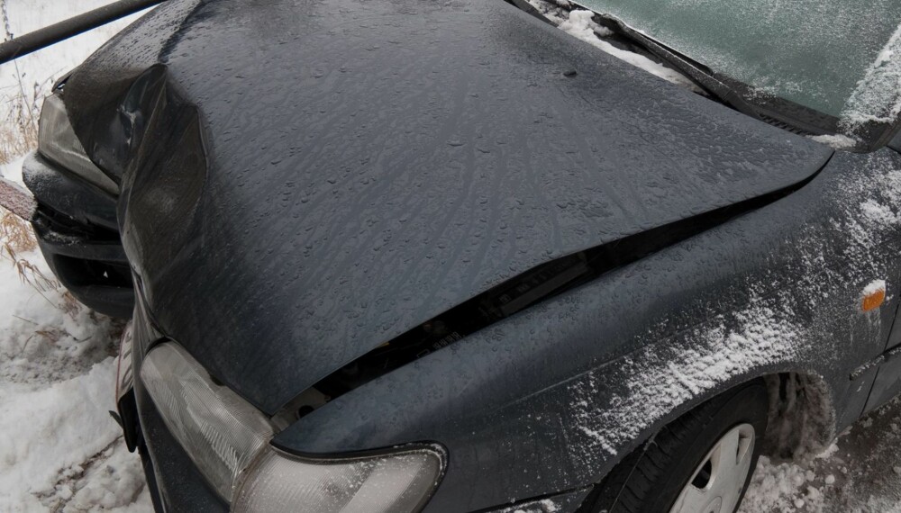 IKKE SLIK: Å bare ta bilder av skadene på bilen bidrar i liten grad til å avgjøre skyldspørsmålet i en forsikringssak. Derfor bør du bevege deg bakover for å ta med hele situasjonen på bildet. IKKE SLIK: Å bare ta bilder av skadene på bilen bidrar i liten grad til å avgjøre skyldspørsmålet i en forsikringssak. Derfor bør du bevege deg bakover for å ta med hele situasjonen på bildet.