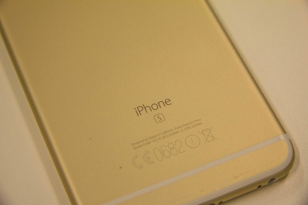S: En liten s på baksiden av mobilen forteller deg om du har den nyeste iPhone 6s-versjonen. S: En liten s på baksiden av mobilen forteller deg om du har den nyeste iPhone 6s-versjonen.