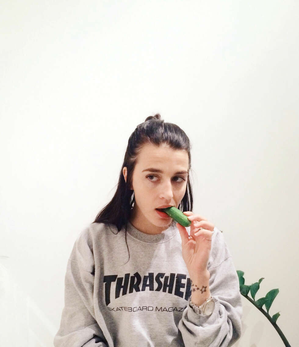 TOMBOY: - Jeg er ganske komfortabel og ukomplisert i klesveien, så det går mye i svart, med innslag av grått og hvitt. Det er tomboy-aktig med feminine tilsnitt og uventede detaljer. TOMBOY: - Jeg er ganske komfortabel og ukomplisert i klesveien, så det går mye i svart, med innslag av grått og hvitt. Det er tomboy-aktig med feminine tilsnitt og uventede detaljer.