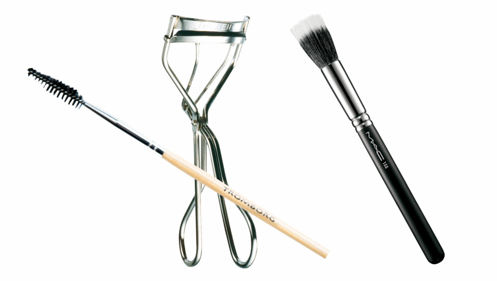 SMINKE: Brynsbørste Brow brush fra Tromborg hos Tromborg.com, kr 165. Øyevippetang fra Shiseido hos Kicks og Kicks.no, kr 280. Refill gummi, kr 115 for 2 stk. Makeupbørste 188 small Duo fibre face brush fra MAC hos Kicks og Kicks.no, kr 315. SMINKE: Brynsbørste Brow brush fra Tromborg hos Tromborg.com, kr 165. Øyevippetang fra Shiseido hos Kicks og Kicks.no, kr 280. Refill gummi, kr 115 for 2 stk. Makeupbørste 188 small Duo fibre face brush fra MAC hos Kicks og Kicks.no, kr 315.