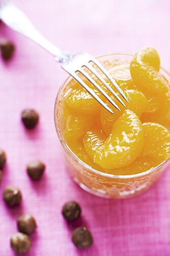 FYLLET: Appelsiner gir et friskt innslag i kaken. FYLLET: Appelsiner gir et friskt innslag i kaken.