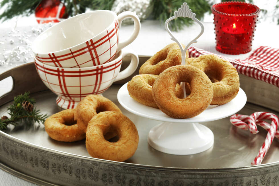 VÅRE BESTE JULEKAKER: I Hjemmet uke 48 får du et herlig julekakebilag med på kjøpet. Her har vi samlet 14 sorter, både nye favoritter og kjente klassikere, som smultringene på bildet. VÅRE BESTE JULEKAKER: I Hjemmet uke 48 får du et herlig julekakebilag med på kjøpet. Her har vi samlet 14 sorter, både nye favoritter og kjente klassikere, som smultringene på bildet.