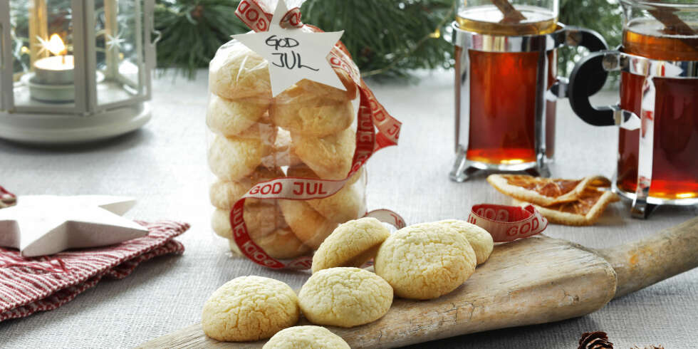 POPULÆRE: Klassiske sandnøtter smaker godt sammen med te, og er superenkle å lage. Kjøp noen fine bånd og poser og vips har du fine julegaver også! POPULÆRE: Klassiske sandnøtter smaker godt sammen med te, og er superenkle å lage. Kjøp noen fine bånd og poser og vips har du fine julegaver også!