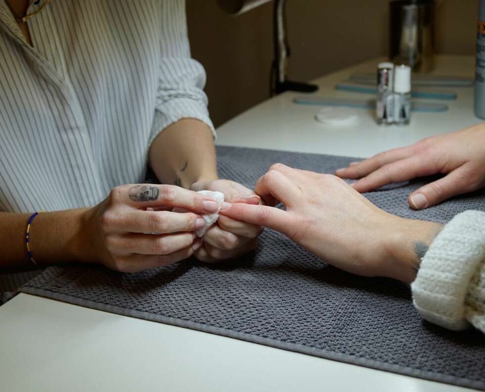 KLARGJØR NEGLENE FØRST: Neglene skal være rene og fri for fett og såpe, så rens neglene med en lakkfjerner før du legger lakken. KLARGJØR NEGLENE FØRST: Neglene skal være rene og fri for fett og såpe, så rens neglene med en lakkfjerner før du legger lakken.