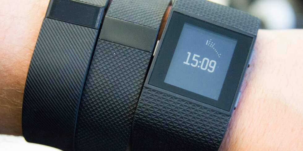 STOREBROR: Vi har testet alle de nye Fitbit aktivitetsarmbåndene. Fitbit Surge er storebror med kontinuerlig pulsmåling og GPS. Til venstre ser du Fitbit Charge HR, som også har kontinuerlig pulsmåling, og Fitbit Charge i midten. STOREBROR: Vi har testet alle de nye Fitbit aktivitetsarmbåndene. Fitbit Surge er storebror med kontinuerlig pulsmåling og GPS. Til venstre ser du Fitbit Charge HR, som også har kontinuerlig pulsmåling, og Fitbit Charge i midten.