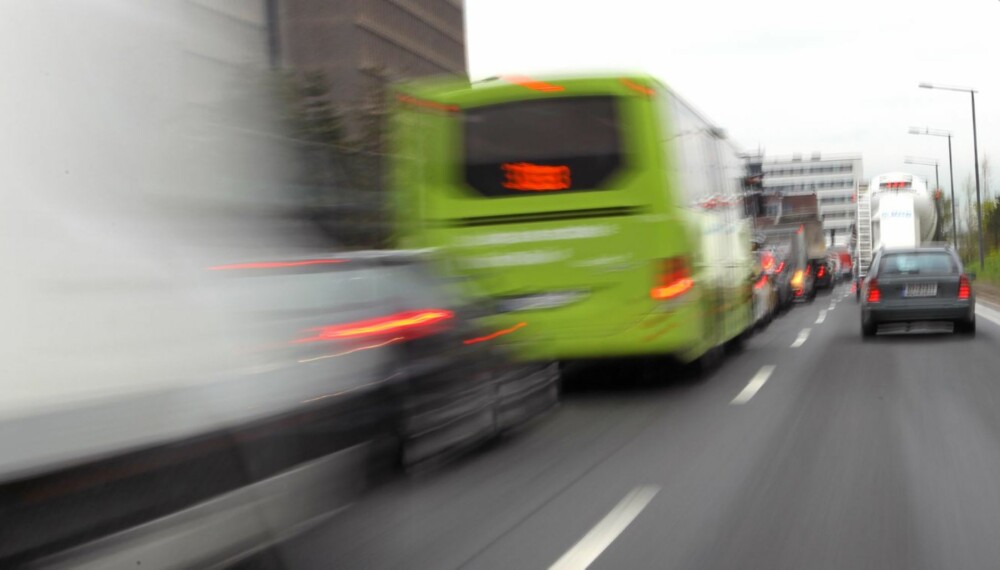- Det mest effektive er at trafikantene bruker begge felt, følger på og fletter sammen ved et klart definert punkt. - Det mest effektive er at trafikantene bruker begge felt, følger på og fletter sammen ved et klart definert punkt.