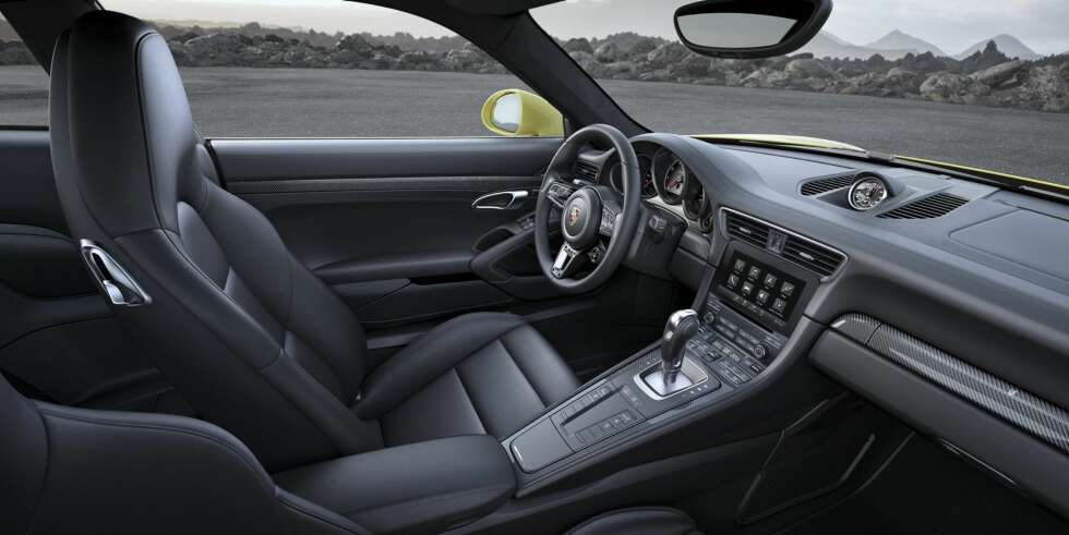 THE OFFICE: Det nye rattet i 911 Turbo er inspirert av rattet i superhybriden 918 Spyder. Klokken fire kan du skimte den vridbare bryteren der du kan velge kjøremodus. THE OFFICE: Det nye rattet i 911 Turbo er inspirert av rattet i superhybriden 918 Spyder. Klokken fire kan du skimte den vridbare bryteren der du kan velge kjøremodus.