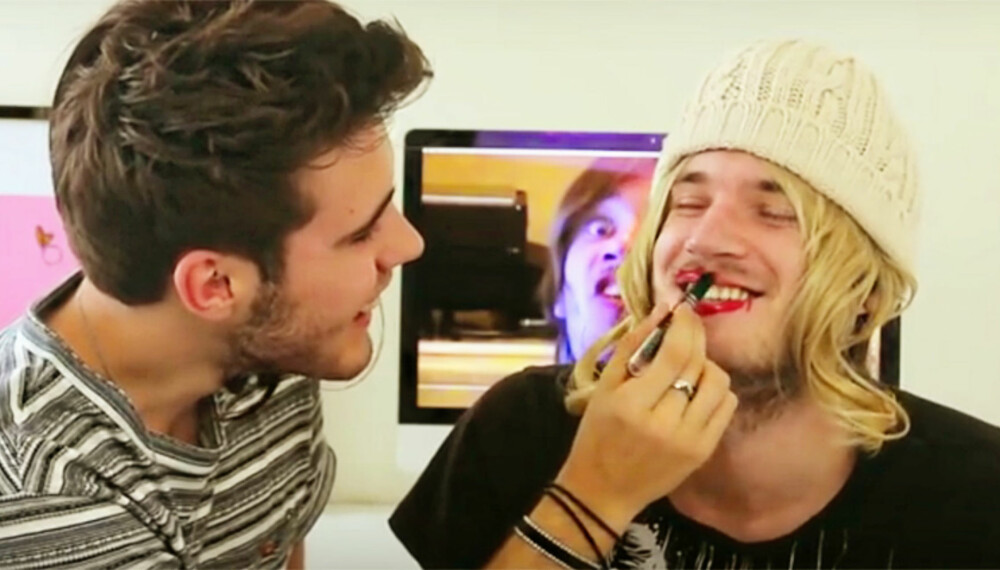 Youtuberne PewDiePie og PointlessBlog sminker hverandre. Youtuberne PewDiePie og PointlessBlog sminker hverandre.