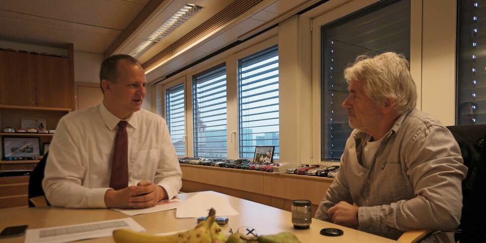 FORBRUK: Vi Menns Geir Svardal i samtale med samferdselsminister Ketil Solvik-Olsen. - Man blir jo i praksis lurt, sier samferdselsminister når han ser tallene fra Vi Menns biltester. FOTO: Geir Svardal FORBRUK: Vi Menns Geir Svardal i samtale med samferdselsminister Ketil Solvik-Olsen. - Man blir jo i praksis lurt, sier samferdselsminister når han ser tallene fra Vi Menns biltester. FOTO: Geir Svardal