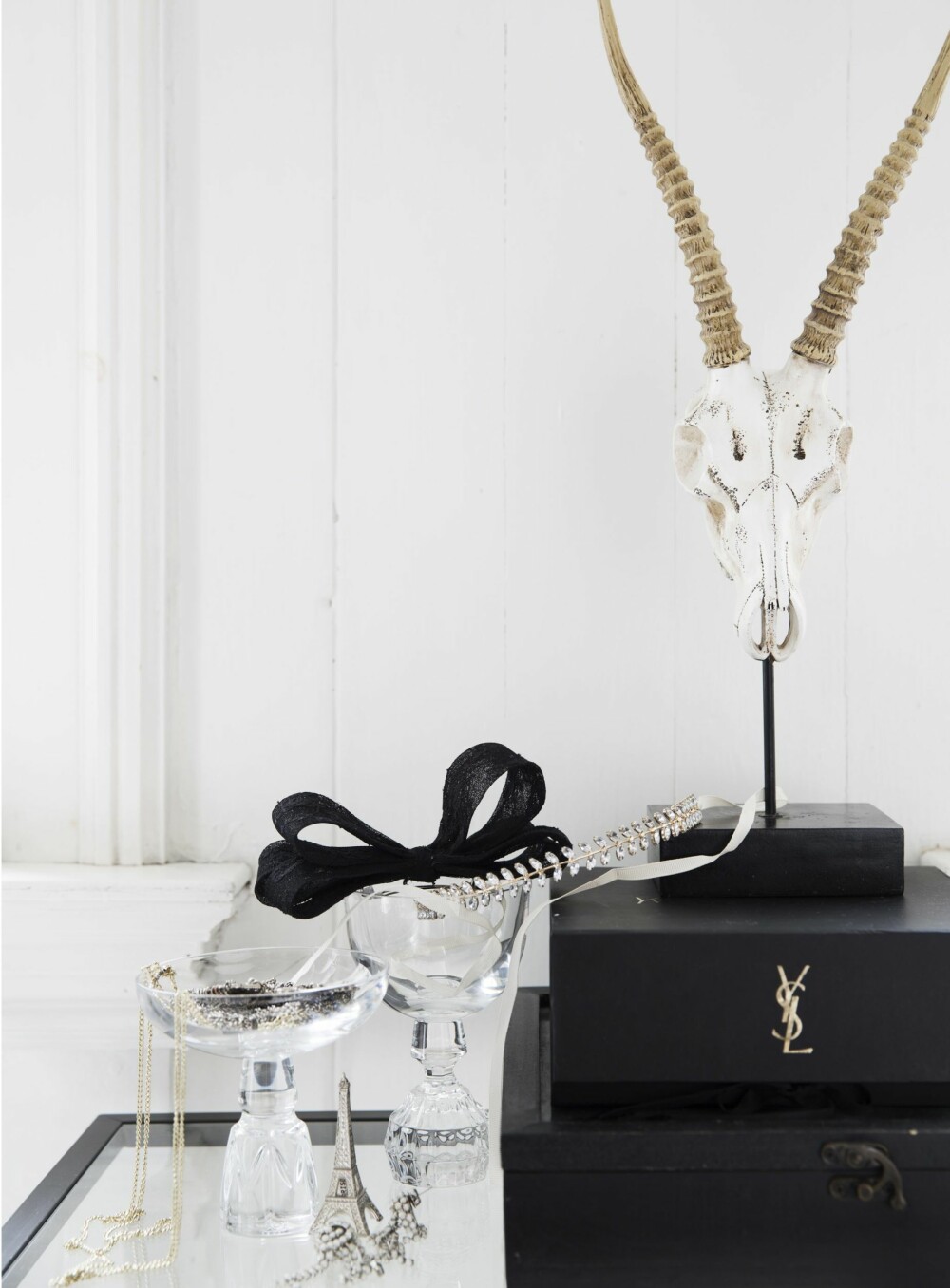 ROCKA OG FEMININT: - I treskrinet har jeg perler, paljetter og diverse DIY-utstyr. Den sorte YSL-eska er et smykke i seg selv. Skallen er kunstig og jeg synes den er litt rocka, samtidig som den har noe feminint og elegant over seg. Krystallglass Lee Broom fra Eske, sier Marte. ROCKA OG FEMININT: - I treskrinet har jeg perler, paljetter og diverse DIY-utstyr. Den sorte YSL-eska er et smykke i seg selv. Skallen er kunstig og jeg synes den er litt rocka, samtidig som den har noe feminint og elegant over seg. Krystallglass Lee Broom fra Eske, sier Marte.