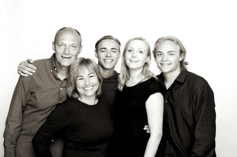 TREBARNSMOR: Lene Fjellheim sammen med ektemannen John Helge og deres tre barn. TREBARNSMOR: Lene Fjellheim sammen med ektemannen John Helge og deres tre barn.