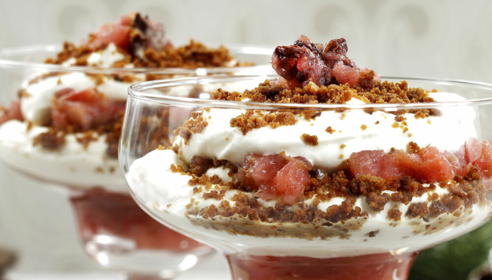 LAG I EN FEI: Denne desserten er superrask å lage - og himmelsk å spise! Du kan også kjøpe ferdig eplemos. Da beregner du 1½ dl mos til denne oppskriften. LAG I EN FEI: Denne desserten er superrask å lage - og himmelsk å spise! Du kan også kjøpe ferdig eplemos. Da beregner du 1½ dl mos til denne oppskriften.