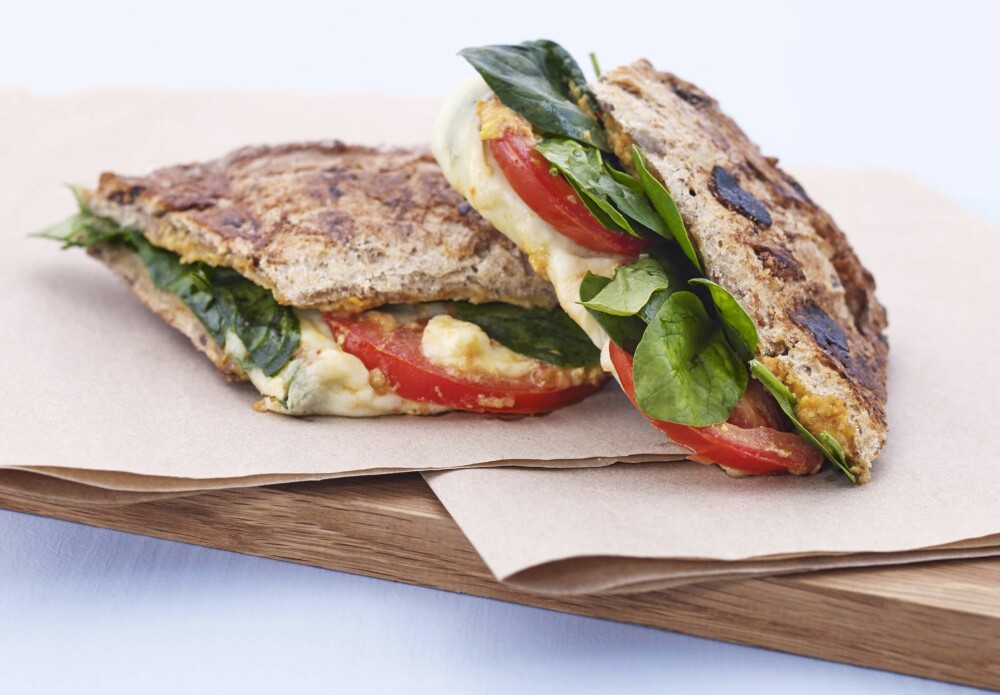 SURDEIGSPANINI MED GUL PESTO: Kjør alt sammen i en blender eller med en stavmikser til du får en jevn og passe tykk pesto. SURDEIGSPANINI MED GUL PESTO: Kjør alt sammen i en blender eller med en stavmikser til du får en jevn og passe tykk pesto.