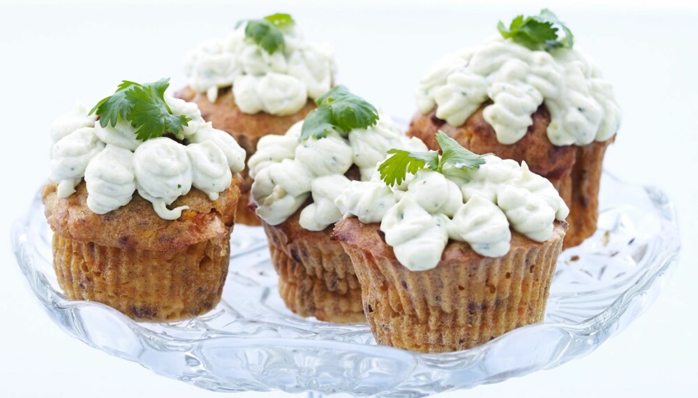 GULROTMUFFINS MED AVOKADOKREM: Disse passer perfekt til lunsj. Vil du ha skikkelig proteinrike muffins med færre karbohydrater, kan du erstatte mel og havregryn med mandelmel. GULROTMUFFINS MED AVOKADOKREM: Disse passer perfekt til lunsj. Vil du ha skikkelig proteinrike muffins med færre karbohydrater, kan du erstatte mel og havregryn med mandelmel.