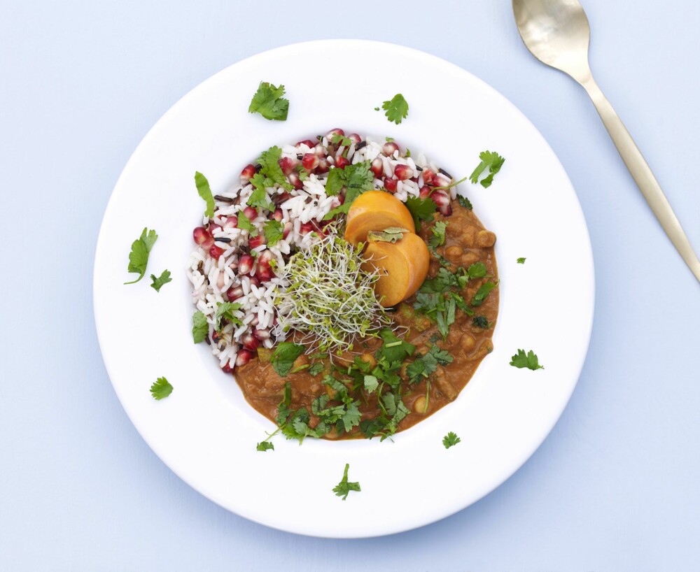 INDISK VEGETARGRYTE: Her er det masse kikerter som kroppen trenger, siden kikerter har et rikelig innhold av B-vitaminet folat, som ikke kroppen vår kan produsere selv. INDISK VEGETARGRYTE: Her er det masse kikerter som kroppen trenger, siden kikerter har et rikelig innhold av B-vitaminet folat, som ikke kroppen vår kan produsere selv.