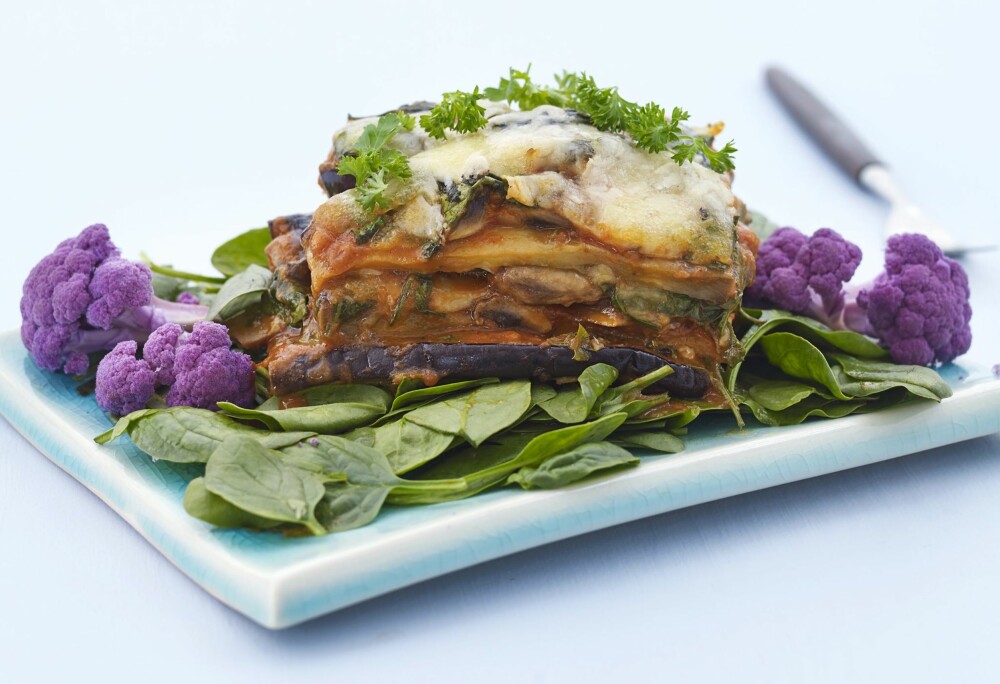 AUBERGINELASAGNE: Ja, aubergine i stedet for kjøtt! Aubergine har et høyt innhold av kostfiber og kan dermed hjelpe til bedre fordøyelse. AUBERGINELASAGNE: Ja, aubergine i stedet for kjøtt! Aubergine har et høyt innhold av kostfiber og kan dermed hjelpe til bedre fordøyelse.