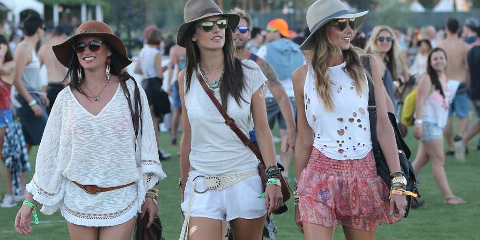 HATTEFIN: Hatten var et populært tilbehør å se under årets Coachella-festival. Det er imidlertid langt fra det eneste stedet det passer seg å være hattefin. Her får du de beste stylingtipsene til tilbehøret som hever ethvert antrekk. Over i midten: Modell og it-jente Alessandra Ambrosio. HATTEFIN: Hatten var et populært tilbehør å se under årets Coachella-festival. Det er imidlertid langt fra det eneste stedet det passer seg å være hattefin. Her får du de beste stylingtipsene til tilbehøret som hever ethvert antrekk. Over i midten: Modell og it-jente Alessandra Ambrosio.