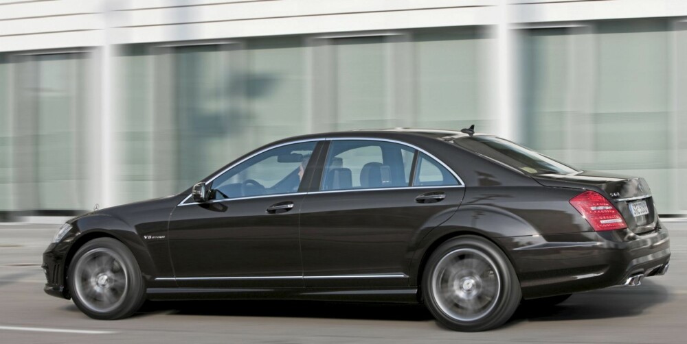 VELKJØRENDE: Den er både stor og tung, men S 63 AMG er også imponerende velkjørende. VELKJØRENDE: Den er både stor og tung, men S 63 AMG er også imponerende velkjørende.