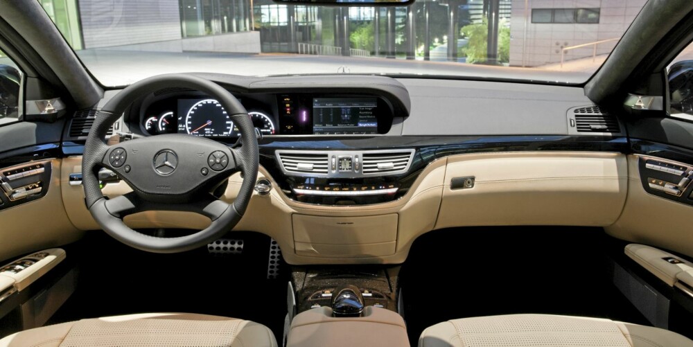 EKSKLUSIVT: Innvendig er S 63 AMG en ren nytelse, fullstappet av luksus og komfortutstyr. AMG-en er dessuten ispedd småsportslige hint. EKSKLUSIVT: Innvendig er S 63 AMG en ren nytelse, fullstappet av luksus og komfortutstyr. AMG-en er dessuten ispedd småsportslige hint.