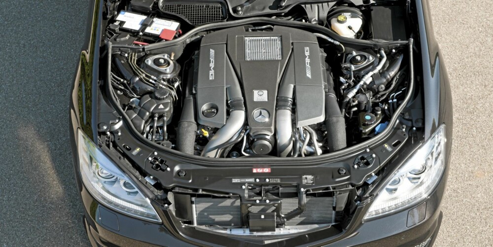 MESTERVERK: Den 5,5 liter store V8-en tvangsmates av to turboer. Resultatet er ordentlig heftig - samtidig som den er imponerende nøysom. MESTERVERK: Den 5,5 liter store V8-en tvangsmates av to turboer. Resultatet er ordentlig heftig - samtidig som den er imponerende nøysom.