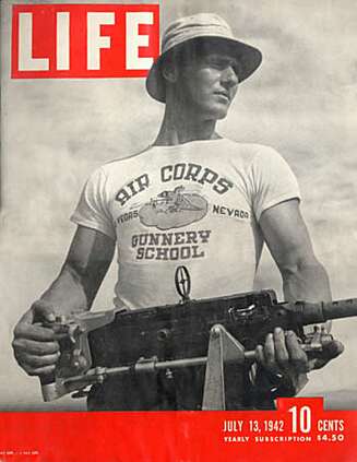 Dette coveret av Life Magazine var med på å sette T-skjorten på kartet da det kom under 2. verdenskrig. Dette coveret av Life Magazine var med på å sette T-skjorten på kartet da det kom under 2. verdenskrig.