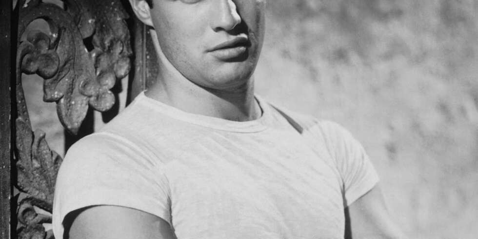 Marlon Brando var en av de som gjorde den hvite T-skjorten til allemannseie. Marlon Brando var en av de som gjorde den hvite T-skjorten til allemannseie.