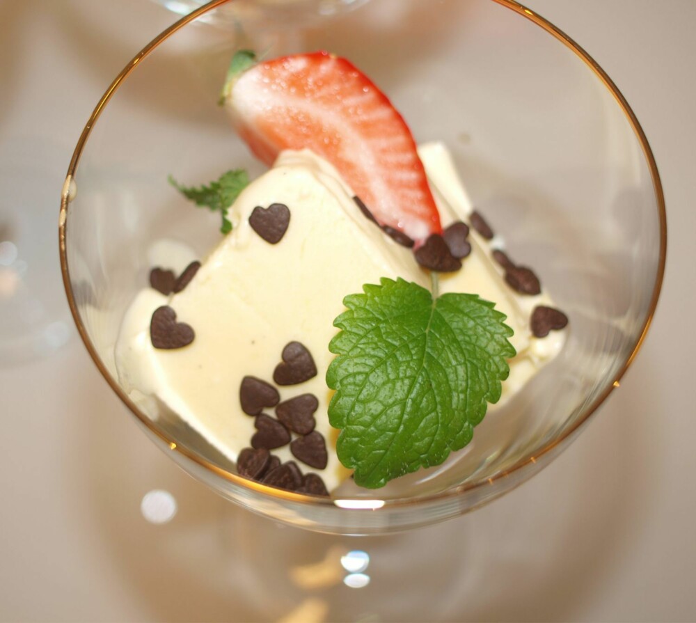 Baileys og hvit sjokoladeparfait (iskrem) Baileys og hvit sjokoladeparfait (iskrem)