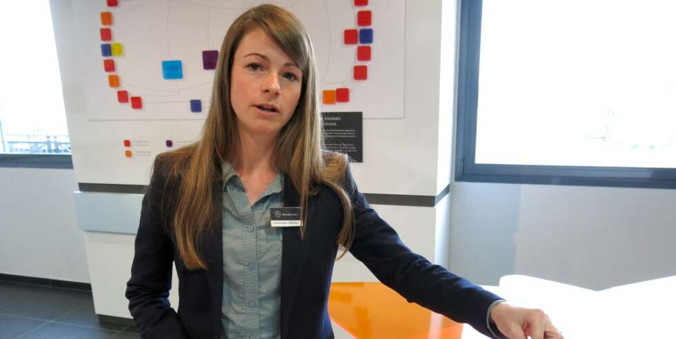 OVERVÅKING: Stereokamera, seks radarer og aktiv styring sørger for at C-klasse kan styre, gi gass og bremse av seg selv i visse sammenhenger, forteller ingeniør Christiane Gärtner. OVERVÅKING: Stereokamera, seks radarer og aktiv styring sørger for at C-klasse kan styre, gi gass og bremse av seg selv i visse sammenhenger, forteller ingeniør Christiane Gärtner.