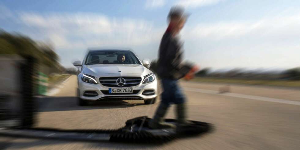 AUTOBREMS:: Som standard har C-klasse systemer som sørger for at bilen varsler sjåføren ved kollisjonsfare, og som bremser automatisk om sjåføren ikke gjør det. Vi prøvde systemene på bane med dummyhindringer, og det fungerte prikkfritt. AUTOBREMS:: Som standard har C-klasse systemer som sørger for at bilen varsler sjåføren ved kollisjonsfare, og som bremser automatisk om sjåføren ikke gjør det. Vi prøvde systemene på bane med dummyhindringer, og det fungerte prikkfritt.
