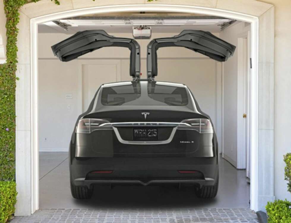 VINGER: Konseptutgaven av Tesla Model X fra 2012 hadde vingedører. Med dem bør garasjen være bred. FOTO: Tesla VINGER: Konseptutgaven av Tesla Model X fra 2012 hadde vingedører. Med dem bør garasjen være bred. FOTO: Tesla