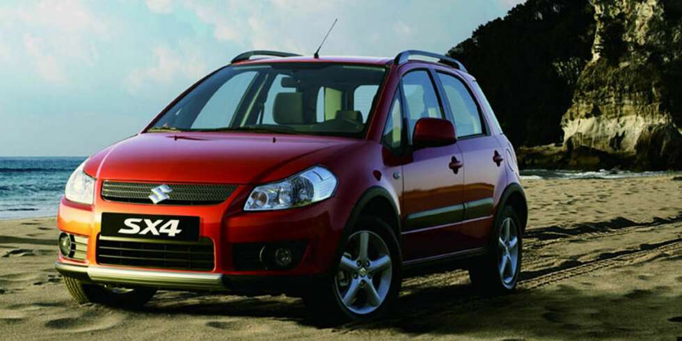 BAKKEKLARING: Suzuki SX4 har litt mer bakkeklaring enn en normal bil. Det hjelper deg på dårlige veier. BAKKEKLARING: Suzuki SX4 har litt mer bakkeklaring enn en normal bil. Det hjelper deg på dårlige veier.