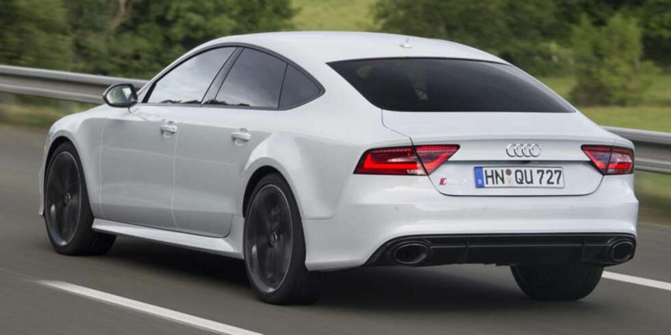 TEKNO: Den store Audien glatter ut alt det dustete du gjør, og legger det under et teppe av elektroniske korrigeringer og et fast grep. FOTO: Audi TEKNO: Den store Audien glatter ut alt det dustete du gjør, og legger det under et teppe av elektroniske korrigeringer og et fast grep. FOTO: Audi