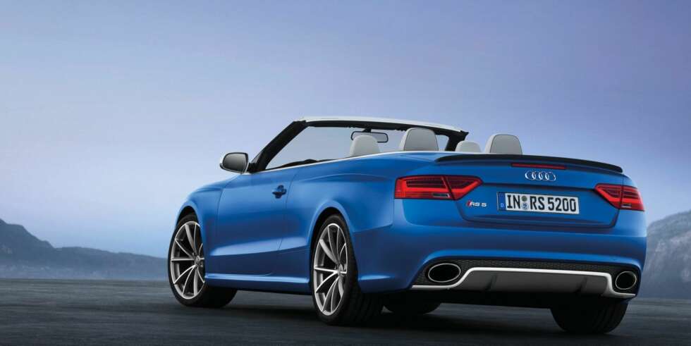 KRAFTIG SIGNAL: RS 5-logoen og to fete ovale eksosrør integrert i støtfangeren gir klar beskjed til bilene bak. Foto: Audi KRAFTIG SIGNAL: RS 5-logoen og to fete ovale eksosrør integrert i støtfangeren gir klar beskjed til bilene bak. Foto: Audi