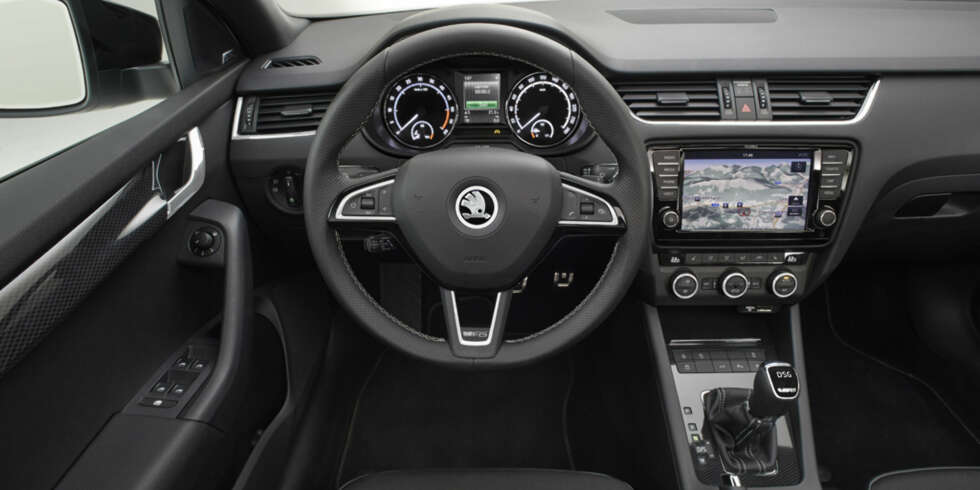 DISKRET: Førermiljøet er diskré, men noen små vRS-detaljer. FOTO: Skoda DISKRET: Førermiljøet er diskré, men noen små vRS-detaljer. FOTO: Skoda