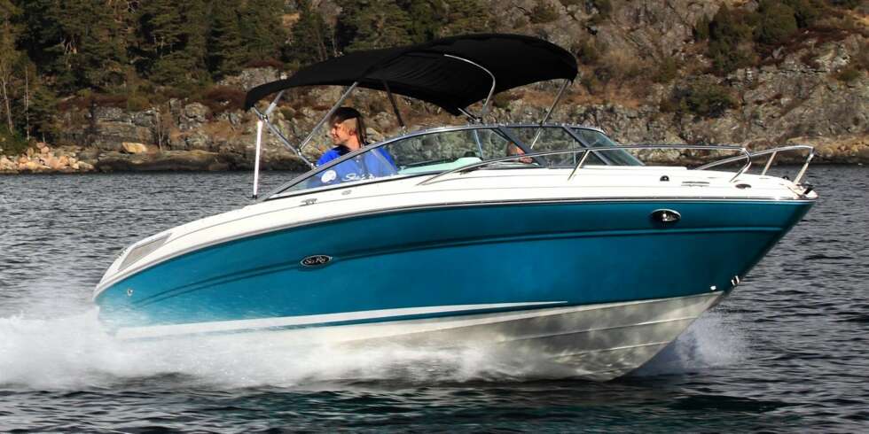 AMERIKANSK: Sea Ray 210 Overnighter er en forseggjort og praktisk båt, og et veldig godt valg om man praktiserer ¿amerikansk bruk¿. FOTO: Egil Nordlien, HM Foto AMERIKANSK: Sea Ray 210 Overnighter er en forseggjort og praktisk båt, og et veldig godt valg om man praktiserer ¿amerikansk bruk¿. FOTO: Egil Nordlien, HM Foto