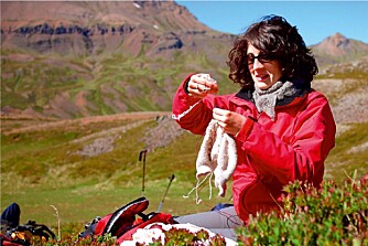 NATURLIG STRIKK: Strikkelærer Hélène Magnússon i storslagen islandsk natur. NATURLIG STRIKK: Strikkelærer Hélène Magnússon i storslagen islandsk natur.