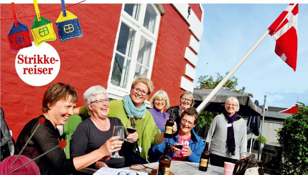 STRIKKEGLEDE: Det er alltid tid til litt kos i solveggen i Danmark, med eller uten strikketøy. STRIKKEGLEDE: Det er alltid tid til litt kos i solveggen i Danmark, med eller uten strikketøy.