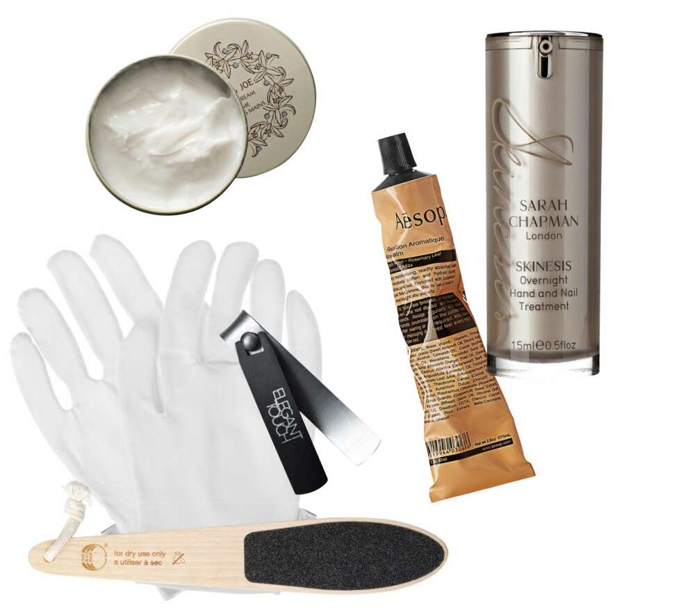 HENDER: Fra venstre: The Body Shop skrubbehansker, kr 59. The Body Shop fotfil, kr 49. Paul & Joe Hand Cream, kr 134. Elegant Touch negleklipper, kr 99. Aesop håndkrem, kr 210. Sarah Chapman Overnight Hand and Nail Treatment, kr 344. HENDER: Fra venstre: The Body Shop skrubbehansker, kr 59. The Body Shop fotfil, kr 49. Paul & Joe Hand Cream, kr 134. Elegant Touch negleklipper, kr 99. Aesop håndkrem, kr 210. Sarah Chapman Overnight Hand and Nail Treatment, kr 344.