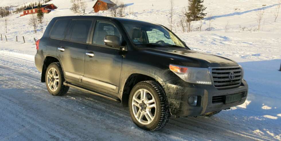 KOSTBAR: Land Cruiser V8 koster godt over 1,4 millioner kroner som personbil. Det er betydelig mer enn startprisen på en Mercedes GL. FOTO: Martin Jansen KOSTBAR: Land Cruiser V8 koster godt over 1,4 millioner kroner som personbil. Det er betydelig mer enn startprisen på en Mercedes GL. FOTO: Martin Jansen