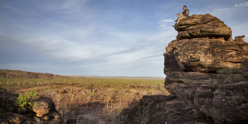 Haglund nyter utsikten fra Dill Doll Rocks i Queensland idet sola begynner å fylle landskapet. Heten var ubehagelig og bushfluene svært så innpåslitne. Haglund nyter utsikten fra Dill Doll Rocks i Queensland idet sola begynner å fylle landskapet. Heten var ubehagelig og bushfluene svært så innpåslitne.