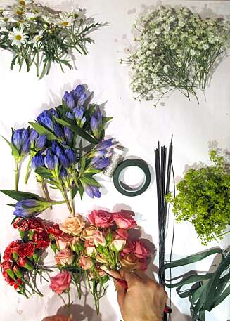 DETTE BEHØVER DU: Det er ikke mye utsyr som må til. Med litt ståltråd, blomstertape, sølvtråd og noen blomster er du bare en halv time unna din egen blomsterkrans. DETTE BEHØVER DU: Det er ikke mye utsyr som må til. Med litt ståltråd, blomstertape, sølvtråd og noen blomster er du bare en halv time unna din egen blomsterkrans.