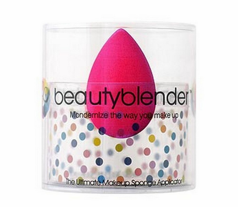 PERFEKT: En lett fuktet Beauty Blender (kr 219) gjør enhver kremrouge til en drøm å jobbe med. PERFEKT: En lett fuktet Beauty Blender (kr 219) gjør enhver kremrouge til en drøm å jobbe med.