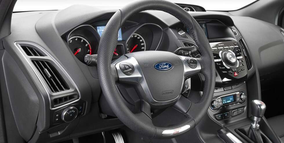 MYE: Litt mye knapper kanskje, men det tåler vi i ST. FOTO: Ford MYE: Litt mye knapper kanskje, men det tåler vi i ST. FOTO: Ford