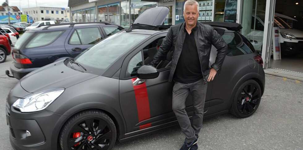 NUMMER 71: DS3 Cabrio Racing ble vist frem for første gang på Goodwood Festival of Speed, Storbritannias legendariske motorsportbegivenhet, i juli i fjor. Da ble interessen hos Arne Markussen fra Hønefoss vekket, og nylig kunne han endelig hente sin egen utgave av bilen. DS3 Cabrio Racing er basert på Citroën DS3 Racing med fast tak. Det er nettopp en DS3 Racing Arne Markussen nå har byttet ut til fordel for Cabrio Racing. Markussen er nå den fornøyde eier av DS3 Cabrio Racing nummer.71 - av kun 100 produserte. FOTO: Citroën NUMMER 71: DS3 Cabrio Racing ble vist frem for første gang på Goodwood Festival of Speed, Storbritannias legendariske motorsportbegivenhet, i juli i fjor. Da ble interessen hos Arne Markussen fra Hønefoss vekket, og nylig kunne han endelig hente sin egen utgave av bilen. DS3 Cabrio Racing er basert på Citroën DS3 Racing med fast tak. Det er nettopp en DS3 Racing Arne Markussen nå har byttet ut til fordel for Cabrio Racing. Markussen er nå den fornøyde eier av DS3 Cabrio Racing nummer.71 - av kun 100 produserte. FOTO: Citroën