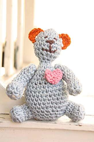 Mens du venter på håndarbeidsbilaget, kan du hekle verdens søteste bamse. Oppskriften får du her! Mens du venter på håndarbeidsbilaget, kan du hekle verdens søteste bamse. Oppskriften får du her!