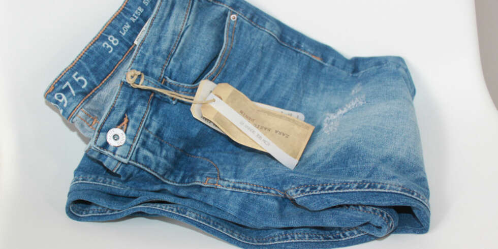 NY JEANS: Da bør du drøye det lengst mulig før du vasker den - om du vil at den skal holde seg pen lengst mulig. NY JEANS: Da bør du drøye det lengst mulig før du vasker den - om du vil at den skal holde seg pen lengst mulig.