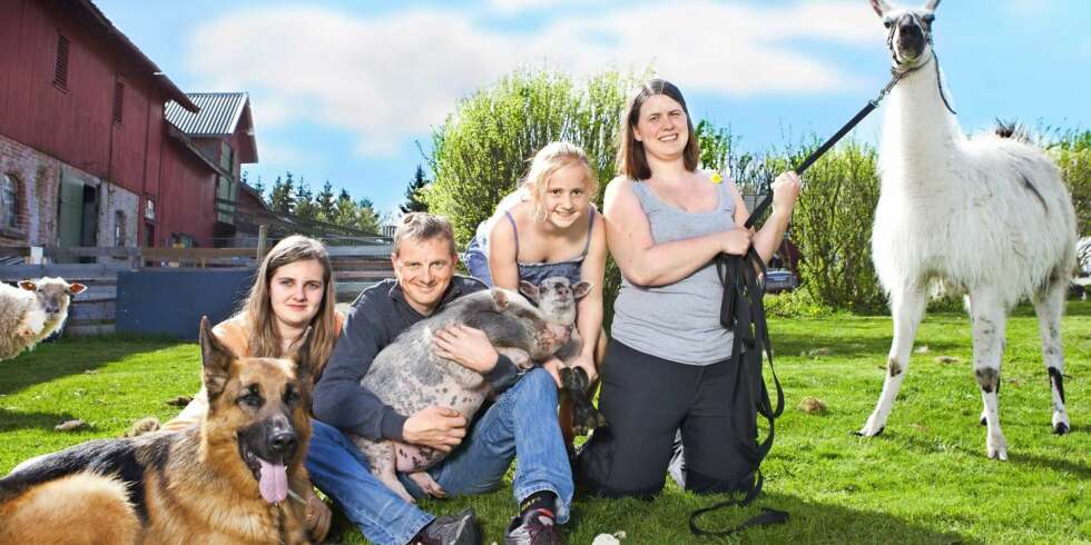FAMILIESAMLING: Dette er et forsøk på å samle så mange som mulig av folk og dyr på gården. Fra venstre, Putz, Charlotte, Glenn med Molly, Christina med lammet til Trulte og Ida med en litt motvillig Jonas. FAMILIESAMLING: Dette er et forsøk på å samle så mange som mulig av folk og dyr på gården. Fra venstre, Putz, Charlotte, Glenn med Molly, Christina med lammet til Trulte og Ida med en litt motvillig Jonas.