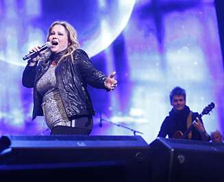 TRAVEL ENTERTAINER: Her gir Anita alt i showet «We love the 80's». Under Svelvikdagene 9. august skal Anita opptre med familieshow og være hoveddommer i «Mini-Idol». Og deretter blir det stor familiekonsert på Torghattmessen i Brønnøysund lørdag 23. august. TRAVEL ENTERTAINER: Her gir Anita alt i showet «We love the 80's». Under Svelvikdagene 9. august skal Anita opptre med familieshow og være hoveddommer i «Mini-Idol». Og deretter blir det stor familiekonsert på Torghattmessen i Brønnøysund lørdag 23. august.